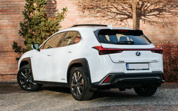 Lexus UX cena 145000 przebieg: 39452, rok produkcji 2020 z Białystok małe 742